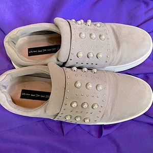 Steve Madden Deylin grey pearl stud sneakers 8 M